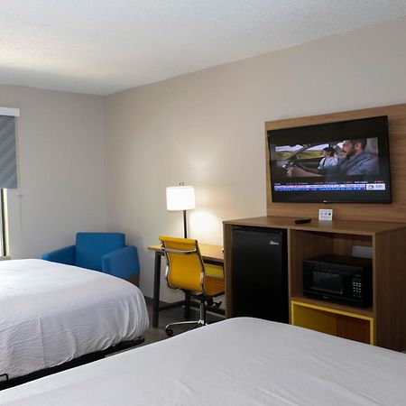 Days Inn By Wyndham Фармвил Екстериор снимка