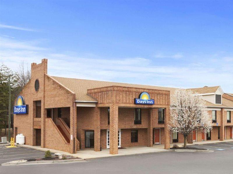 Days Inn By Wyndham Фармвил Екстериор снимка