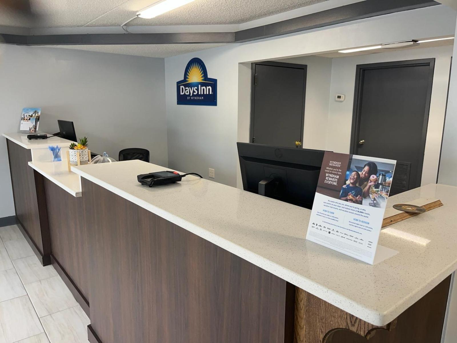 Days Inn By Wyndham Фармвил Екстериор снимка