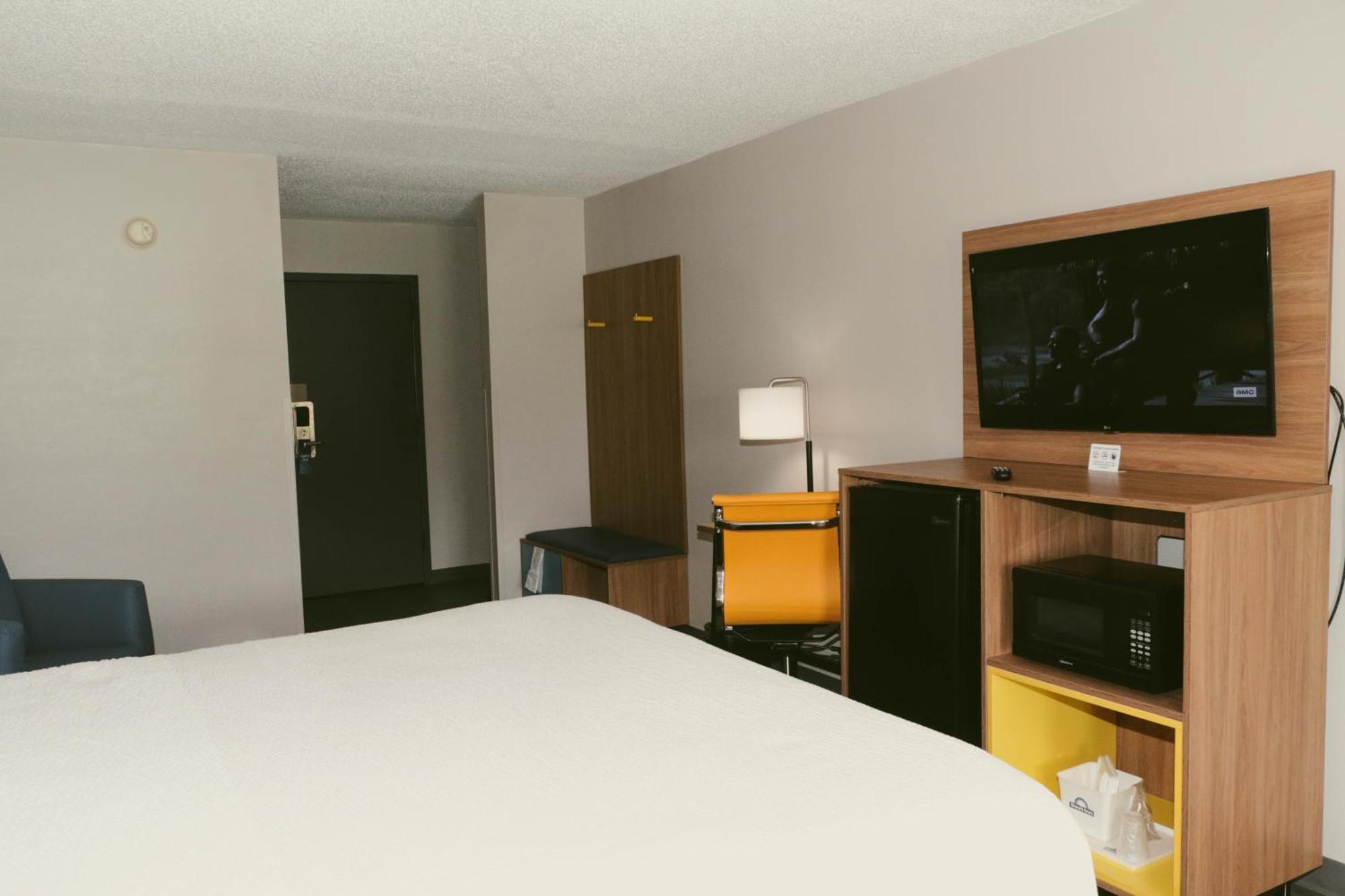 Days Inn By Wyndham Фармвил Екстериор снимка