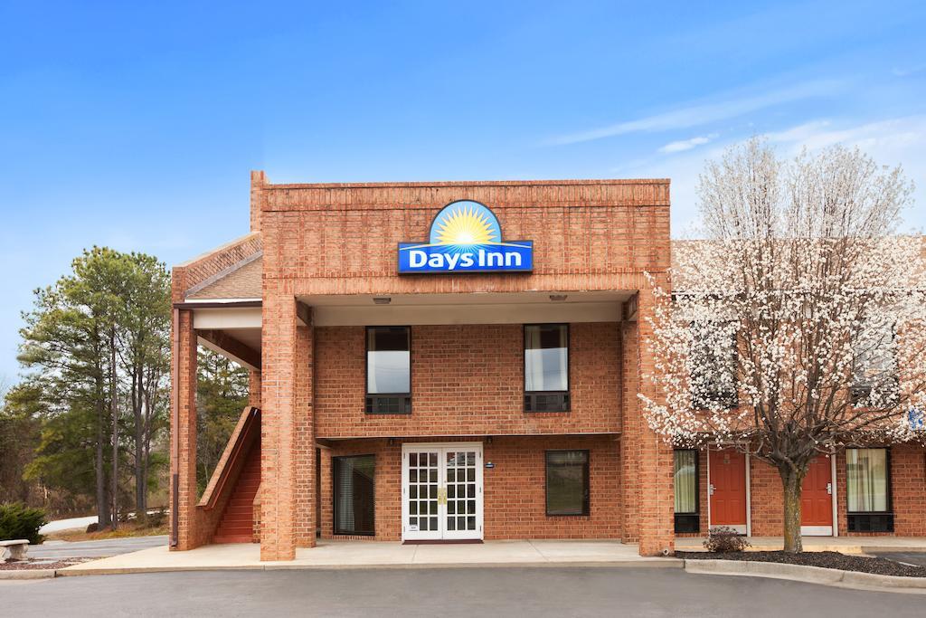 Days Inn By Wyndham Фармвил Екстериор снимка